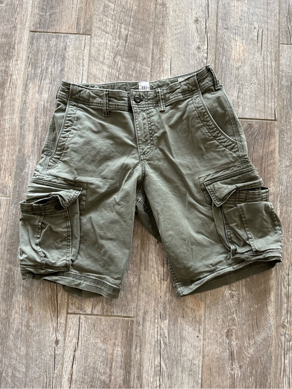 Men's GAP Olive Cargo Shorts - Casual Utility Style